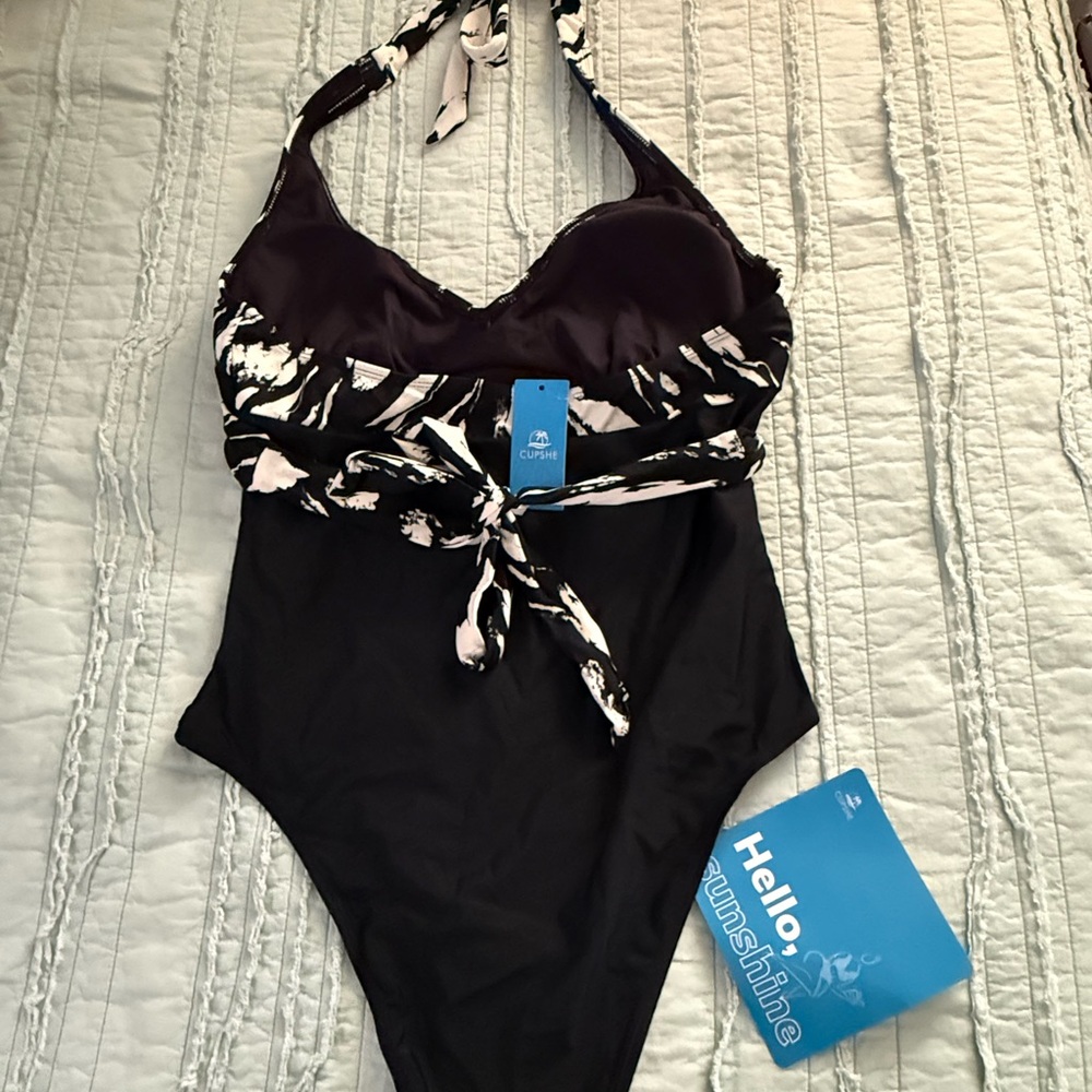 Cupshe Black and White Women's One Piece - Picture 6 of 8